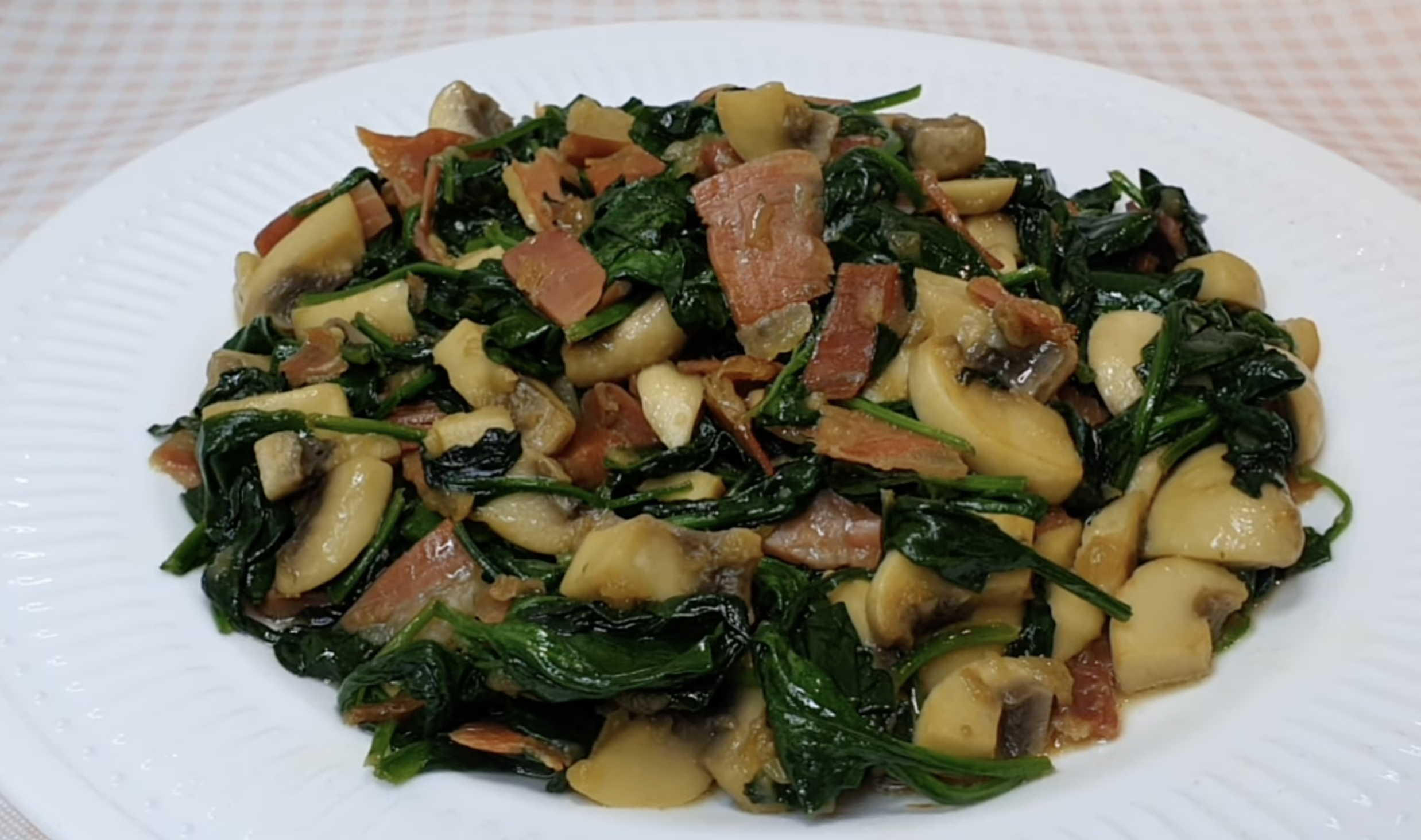 Espinacas salteadas con jamón serrano y champiñones acompañado de salchichas al vino blanco con cebolla